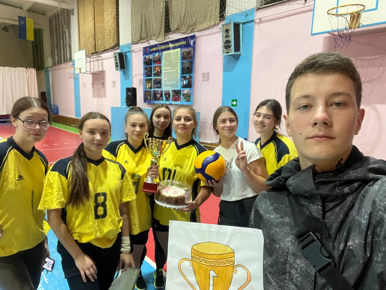 ВІТАЄМО СТУДЕНТОК 1 КУРСУ З ПЕРЕМОГОЮ У ЗМАГАННЯХ З ВОЛЕЙБОЛУ