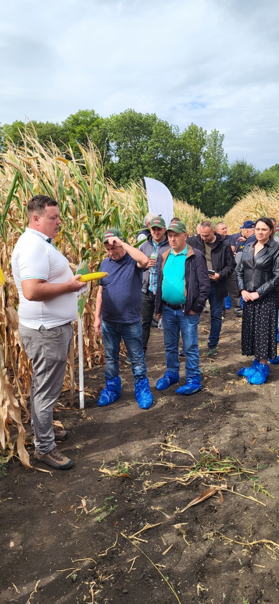 ДОЦЕНТ КАФЕДРИ АГРОХІМІЇ І ҐРУНТОЗНАВСТВА ТА АСПІРАНТ ВЗЯЛИ УЧАСТЬ У ДНІ ПОЛЯ НА БАЗІ ТОВ 